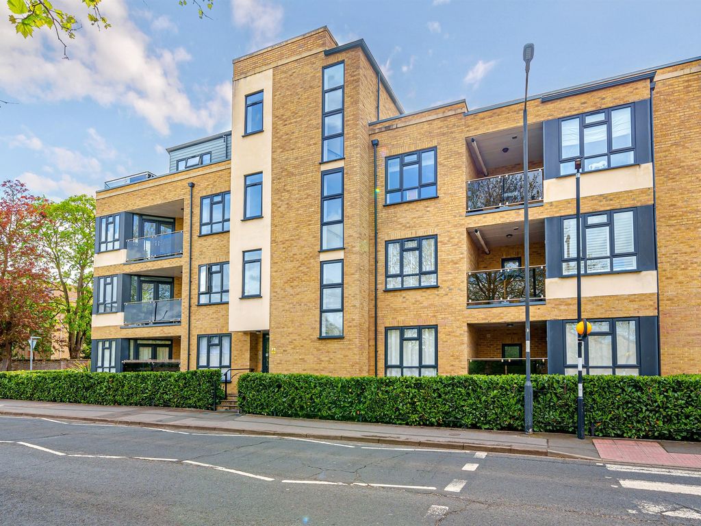 2 bed flat for sale in Cookham Road, Maidenhead SL6, £350,000