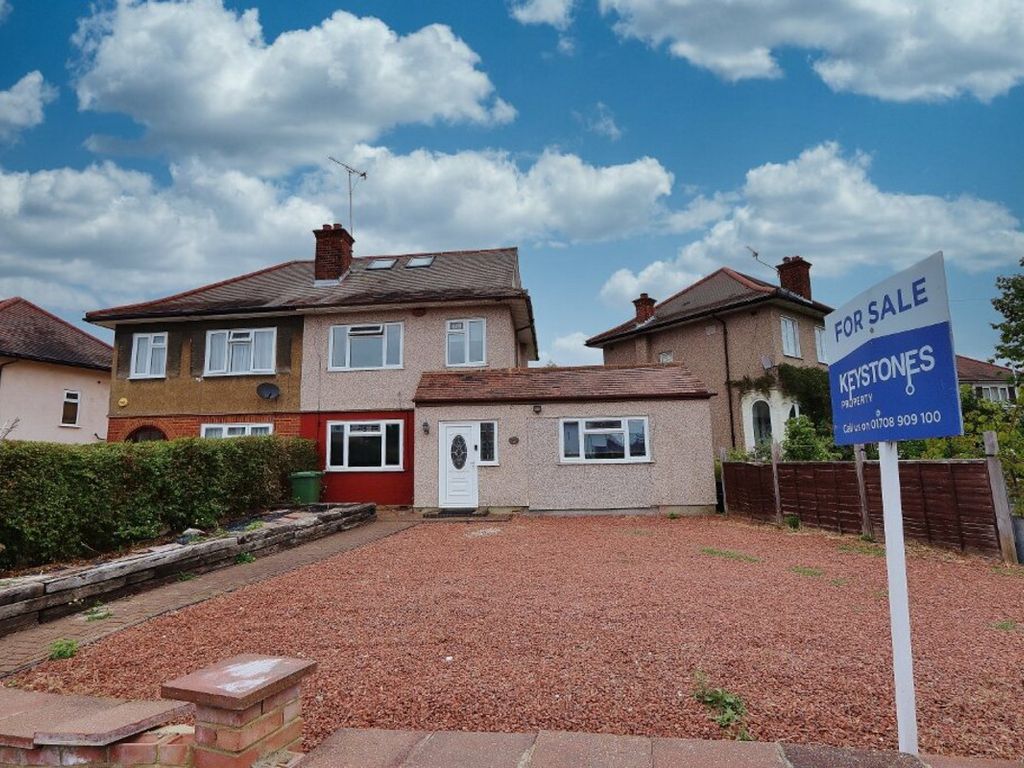 4 bed semi-detached house for sale in Lynwood Drive, Romford RM5, £500,000