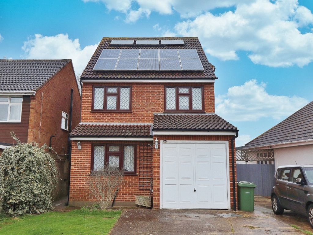 3 bed detached house for sale in Mount Pleasant Road, Collier Row RM5, £525,000