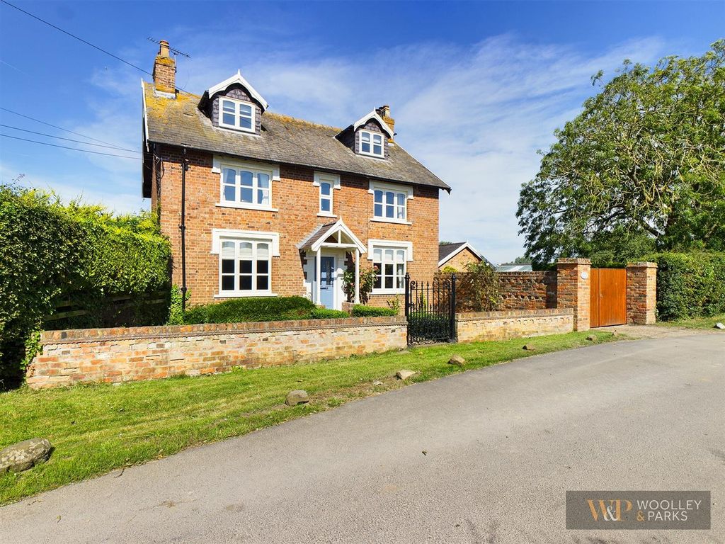 4 bed detached house for sale in Dunnington, East Yorkshire YO25, £625,000