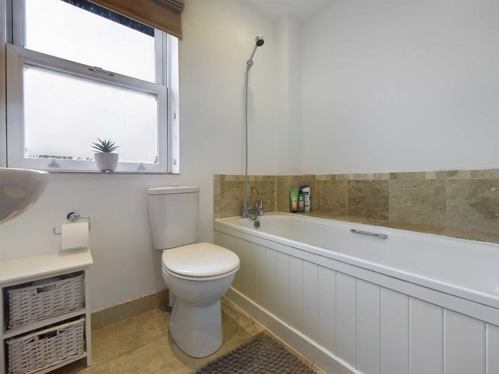 3 bed property for sale in Aston Close, Apsley Village HP3, £500,000
