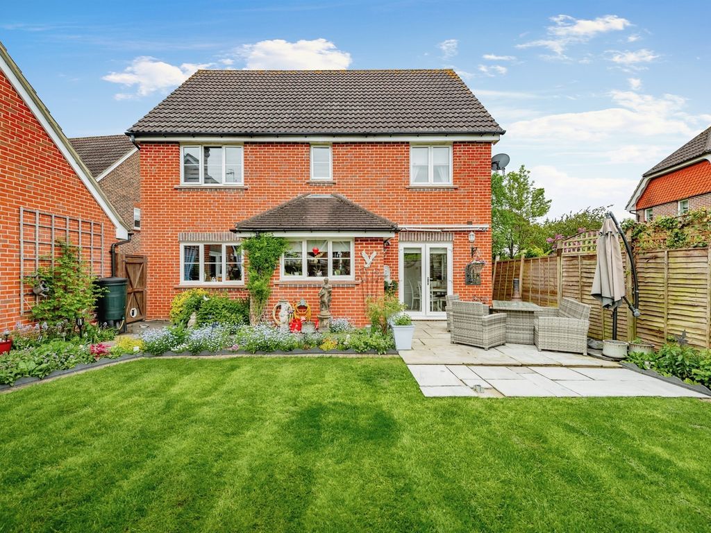 4 bed detached house for sale in Jennings Way, Horley RH6, £700,000