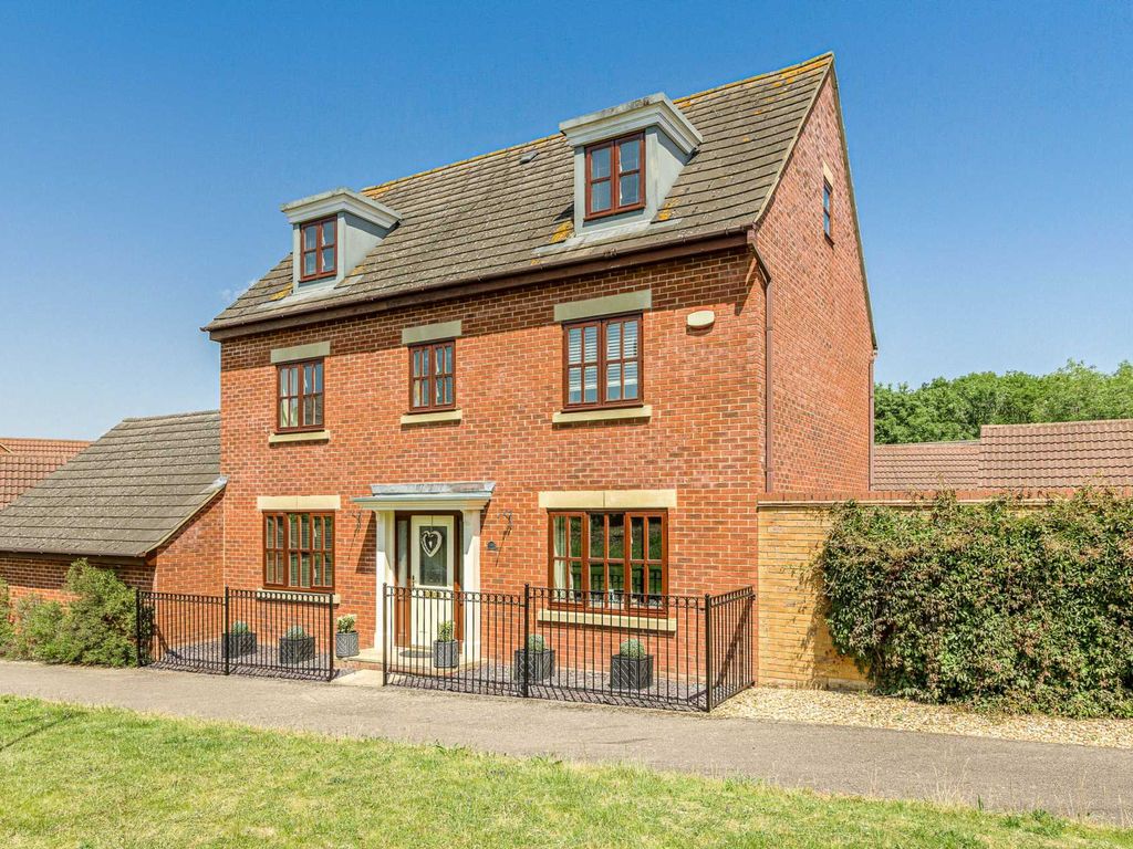 5 bed detached house for sale in Vernier Crescent, Medbourne MK5, £625,000