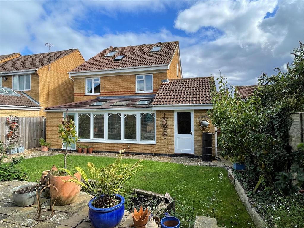 5 bed detached house for sale in Hollow Wood, Olney MK46, £550,000