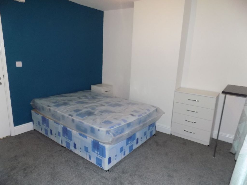 Studio to rent in Trinity Street, Brierley Hill DY5, £450 pcm
