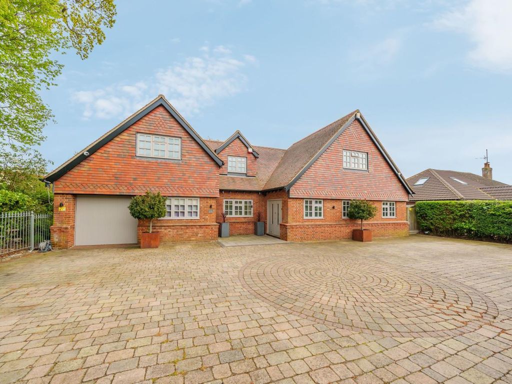 5 bed property for sale in High Street, Oakley, Bedford MK43, £1,100,000