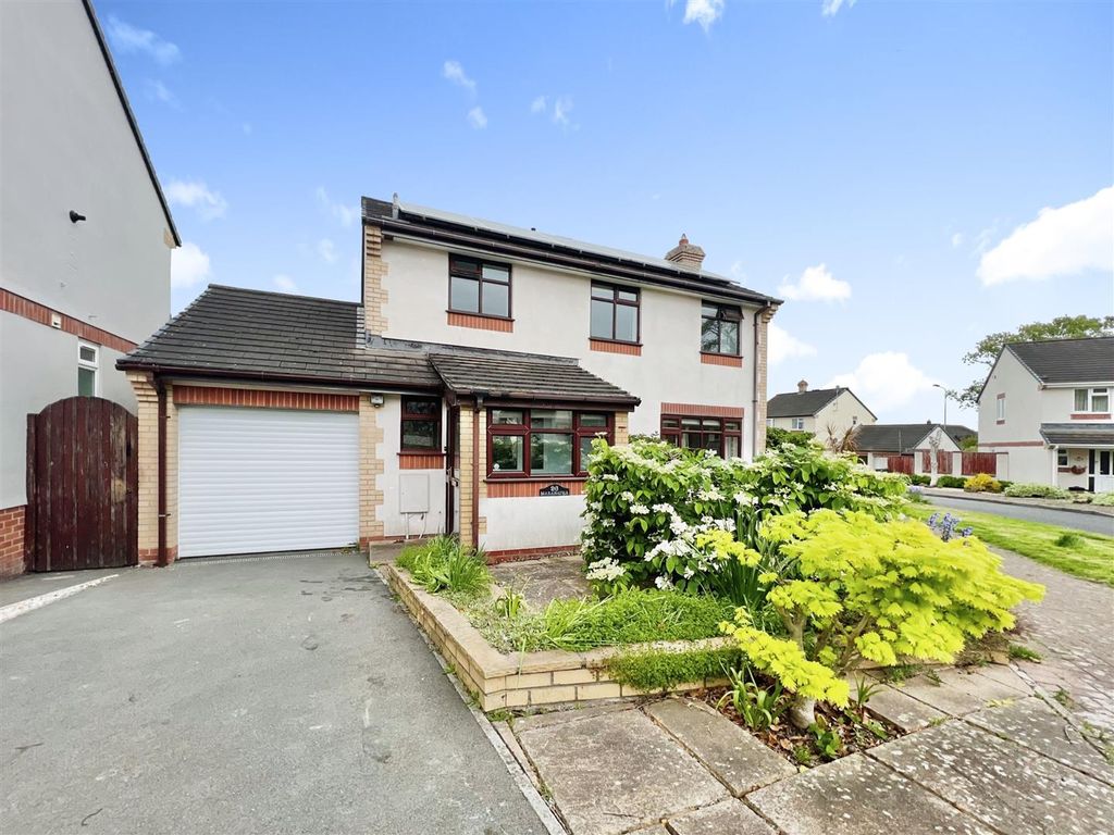 3 bed detached house for sale in Old School Road, Barnstaple EX32, £380,000
