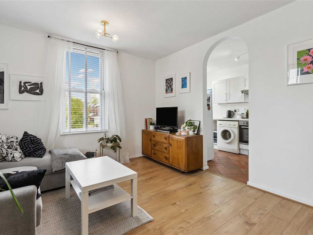 1 bed flat for sale in Clapham Park Road, London SW4, £349,950