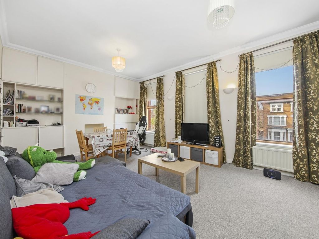 2 bed flat for sale in The Avenue, London W13, £395,000