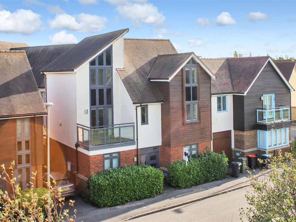 5 bed detached house for sale in Kemsley Crescent, Broughton, Milton Keynes MK10, £475,000