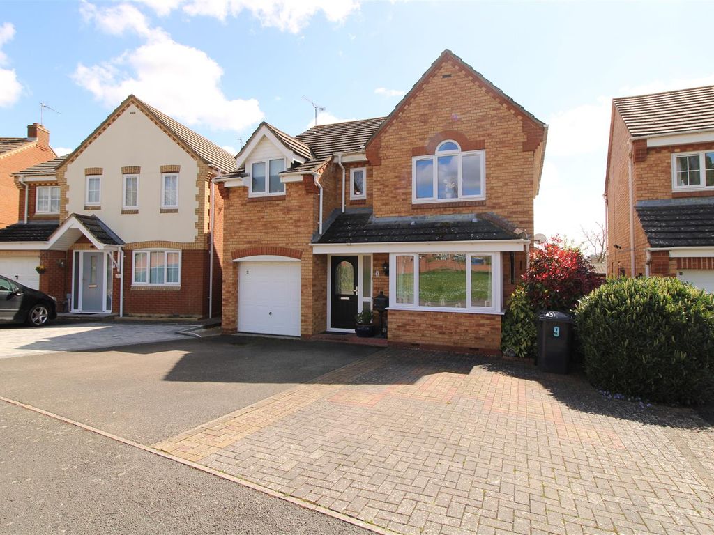 4 bed property for sale in Wincely Close, Daventry NN11, £389,950