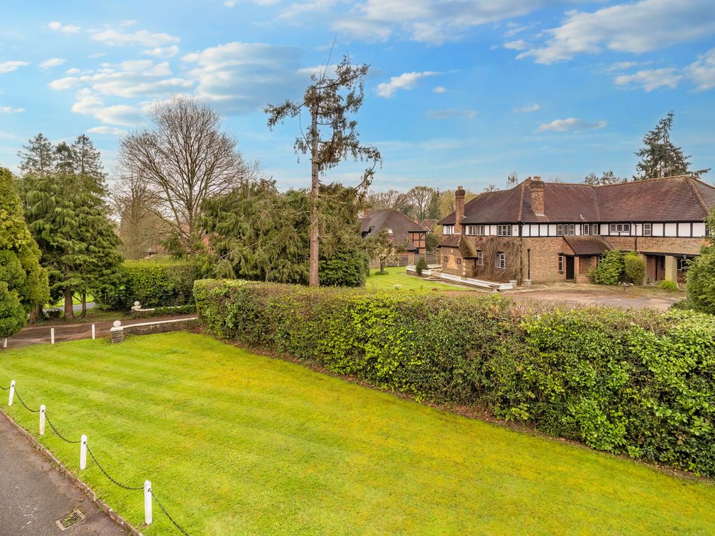 6 bed detached house for sale in Horley Lodge Lane, Redhill, Surrey RH1, £1,000,000