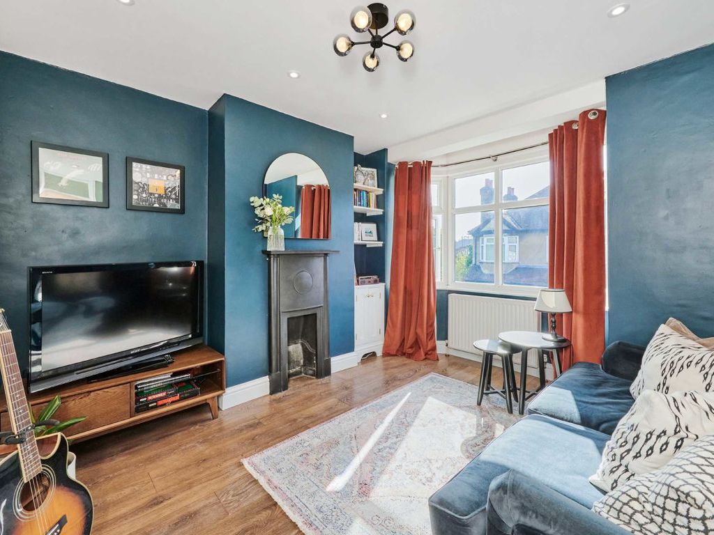 2 bed maisonette for sale in Dinton Road, Colliers Wood, London SW19, £410,000