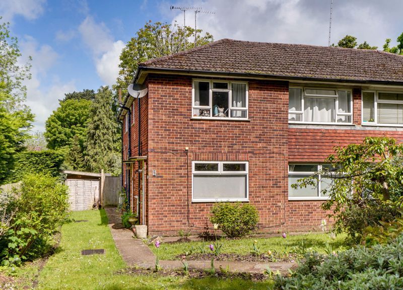 2 bed maisonette for sale in Guildford Road, Great Bookham, Bookham, Leatherhead KT23, £349,950