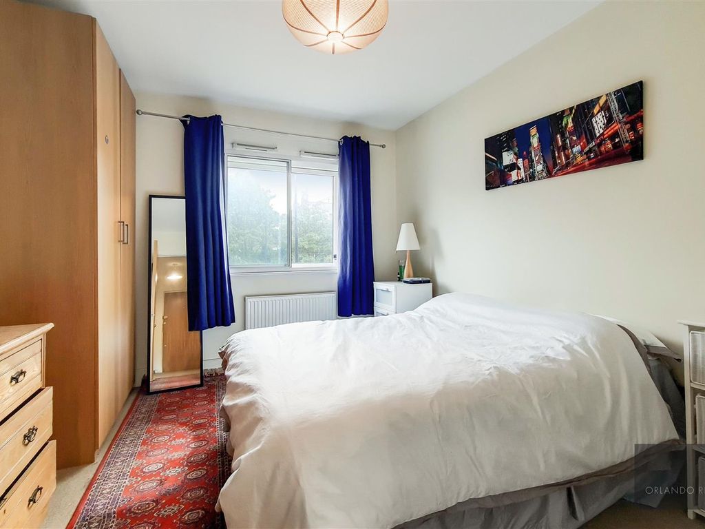 1 bed flat for sale in Clapham Road, London SW9, £375,000