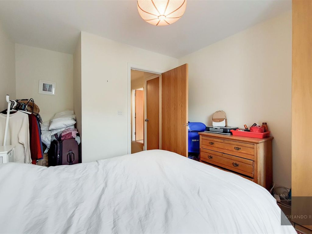 1 bed flat for sale in Clapham Road, London SW9, £375,000