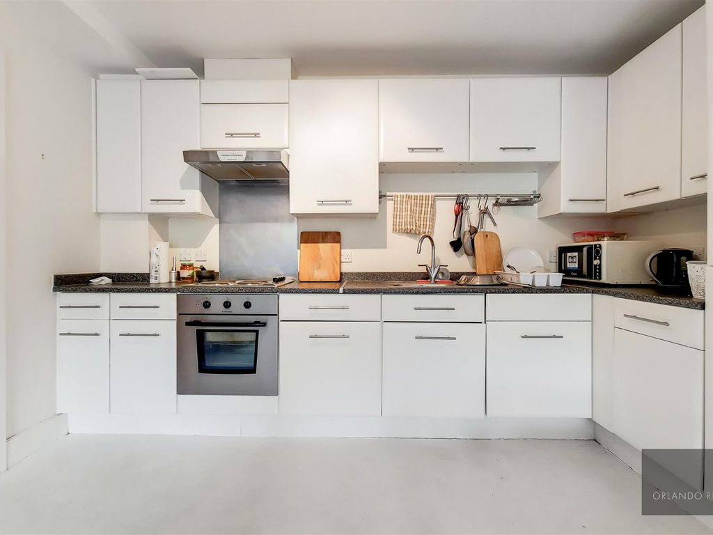 1 bed flat for sale in Clapham Road, London SW9, £375,000