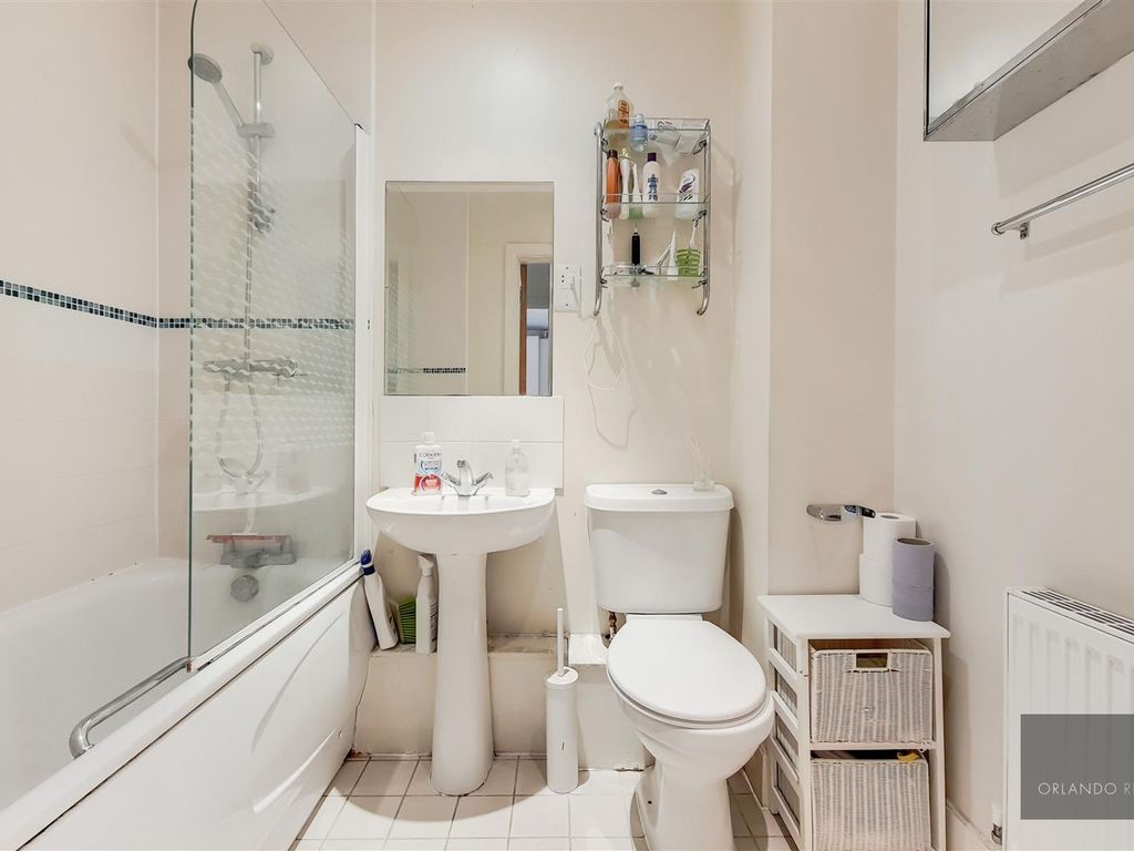 1 bed flat for sale in Clapham Road, London SW9, £375,000