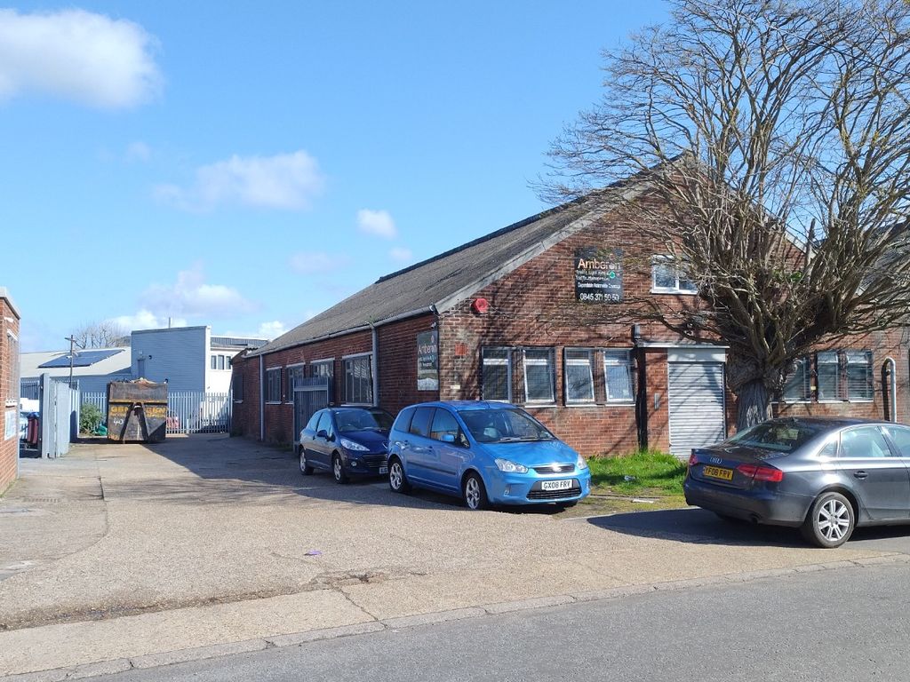 Warehouse to let in Woodfield Road, Welwyn Garden City AL7, £39,950 pa