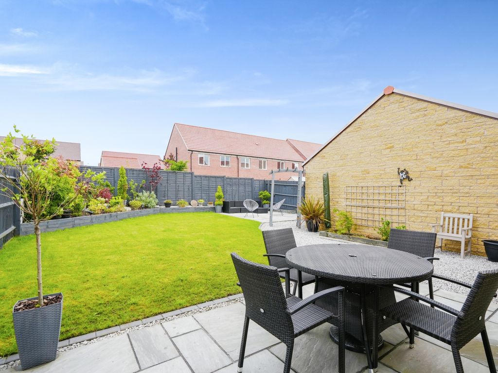 4 bed detached house for sale in Gordon Marshall Close, Witney OX29, £499,750