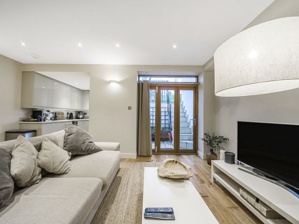 1 bed flat for sale in Byrne Road, London SW12, £480,000