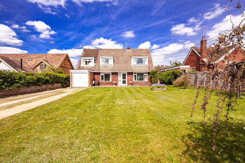 3 bed detached house for sale in Little Haffets, South Stoke RG8, £645,000