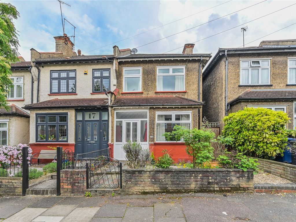 2 bed end terrace house for sale in Marne Avenue, London N11, £525,000