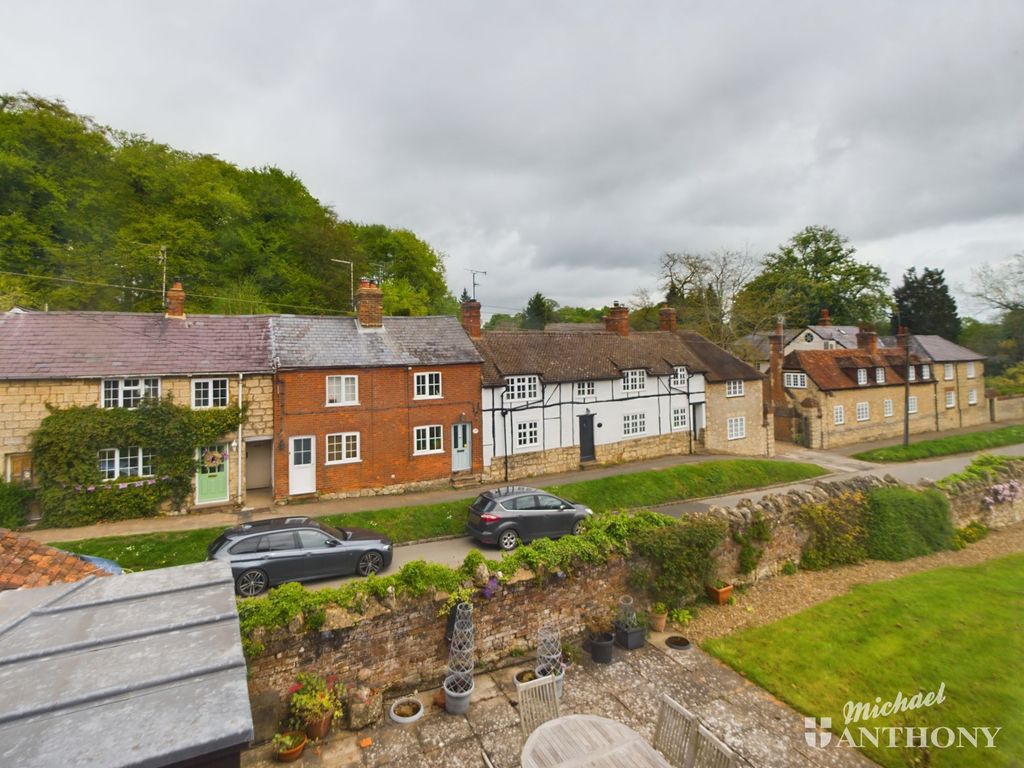 4 bed barn conversion for sale in Oving Road, Whitchurch, Aylesbury HP22, £850,000