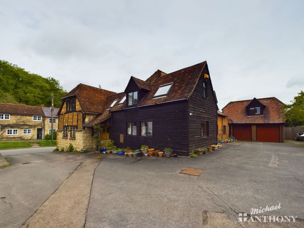 4 bed barn conversion for sale in Oving Road, Whitchurch, Aylesbury HP22, £850,000