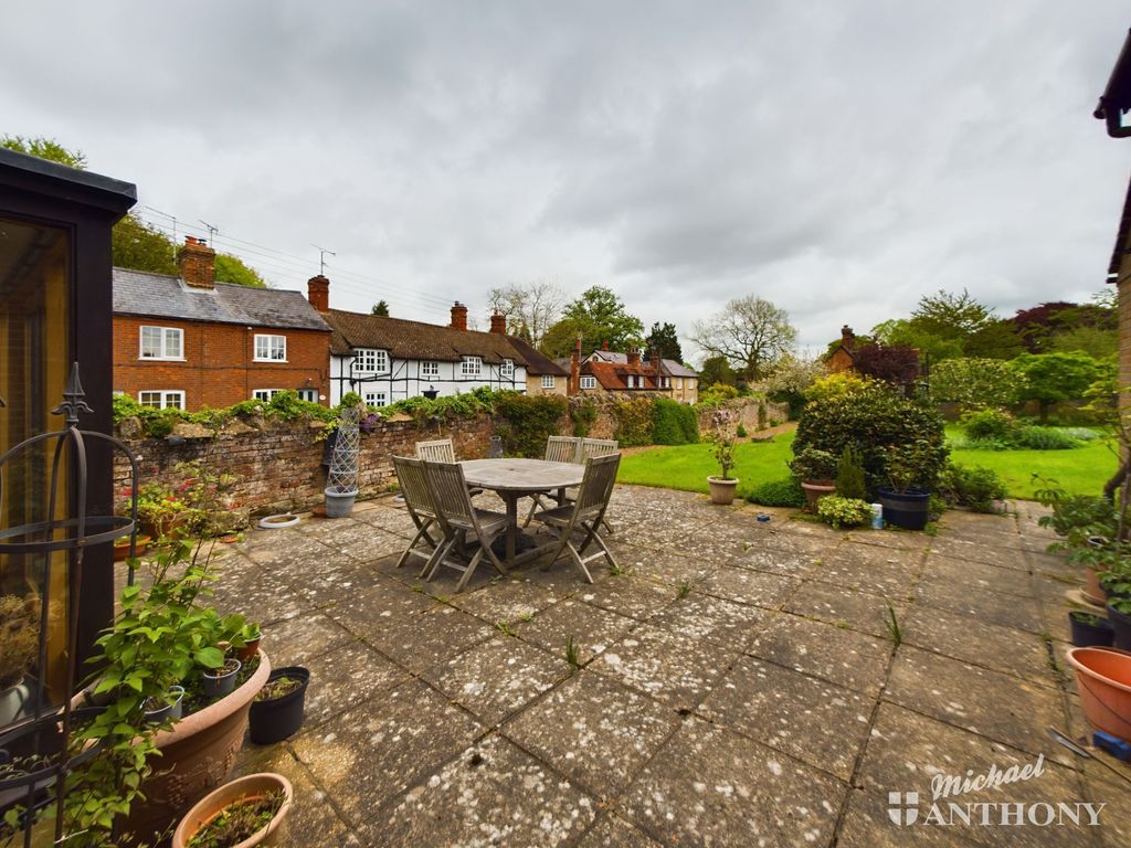 4 bed barn conversion for sale in Oving Road, Whitchurch, Aylesbury HP22, £850,000