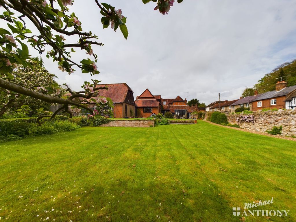 4 bed barn conversion for sale in Oving Road, Whitchurch, Aylesbury HP22, £850,000
