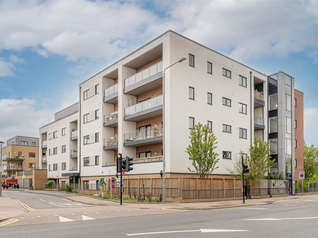 2 bed flat for sale in Thornbury Way, London E17, £400,000