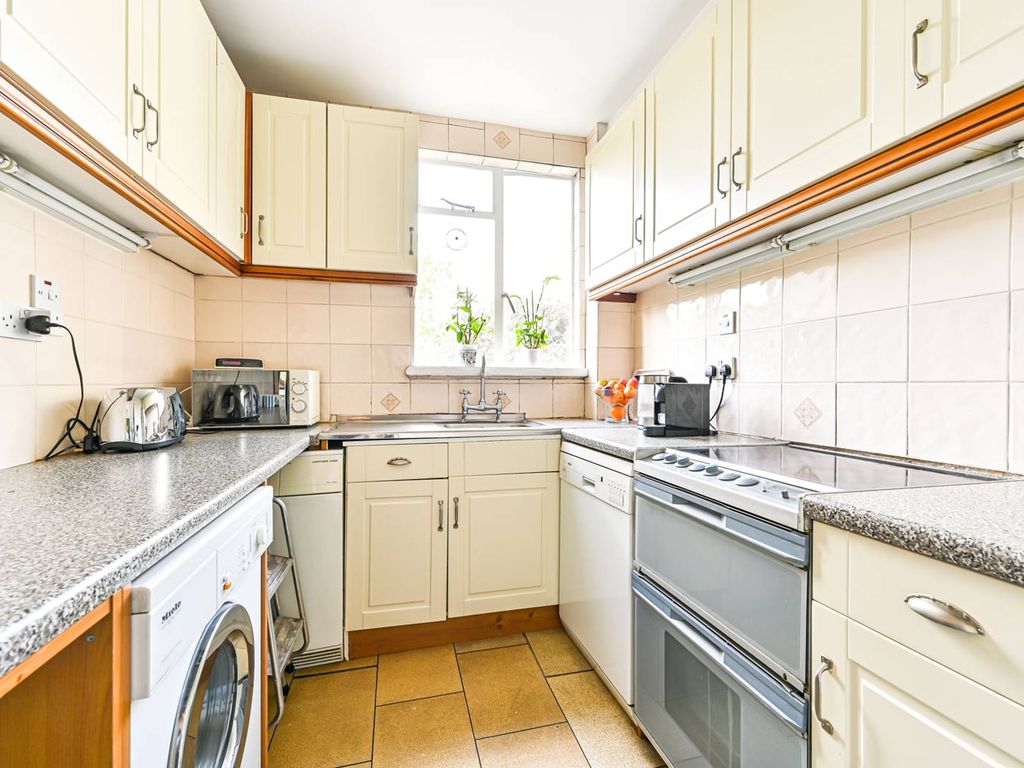 1 bed flat for sale in Nightingale Lane, Clapham South, London SW12, £340,000