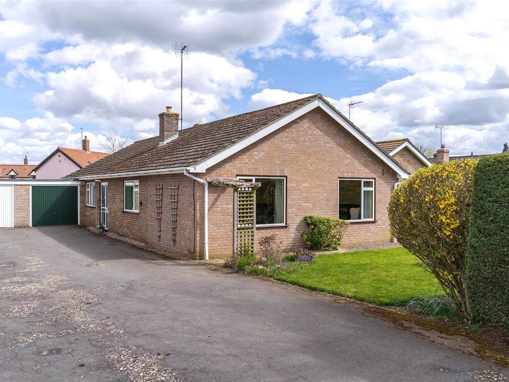 3 bed bungalow for sale in Maltings Close, Moulton, Newmarket, Suffolk CB8, £390,000