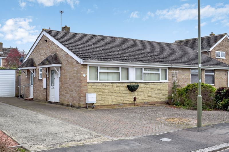 2 bed semi-detached bungalow for sale in Holly Close, Kidlington OX5, £385,000