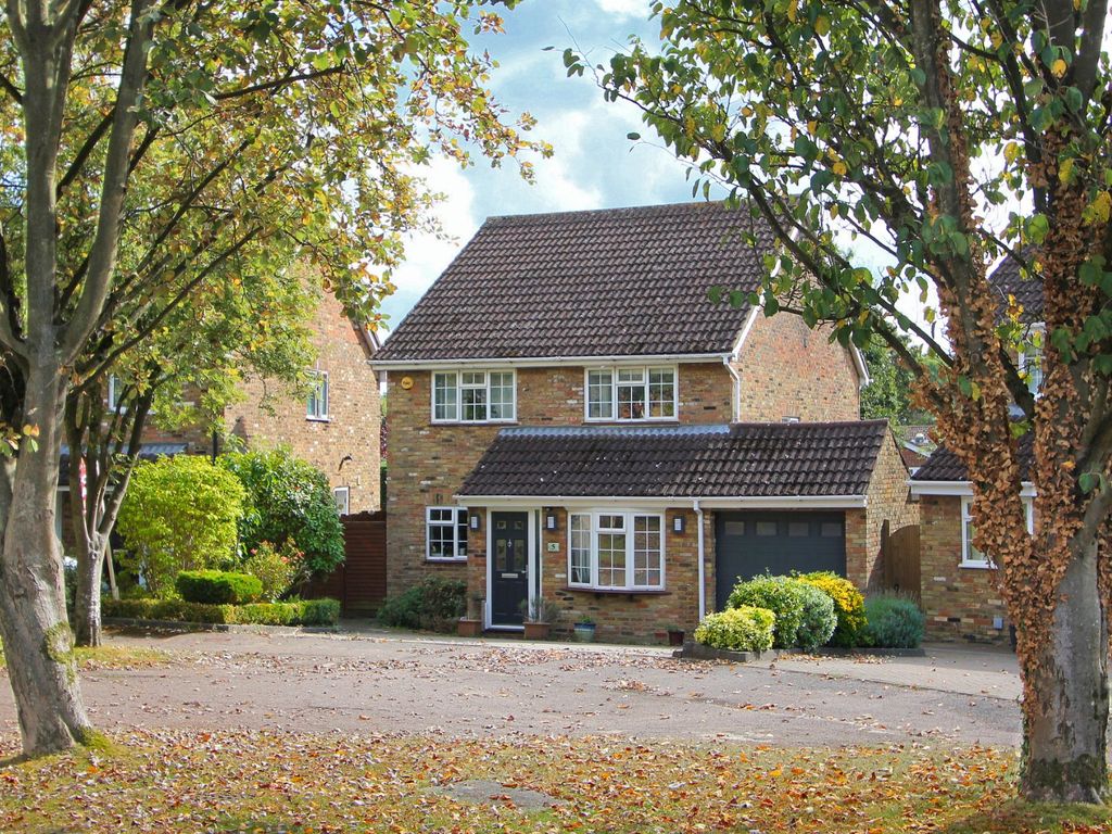 4 bed detached house for sale in Meadow Close, Datchworth, Hertfordshire SG3, £675,000