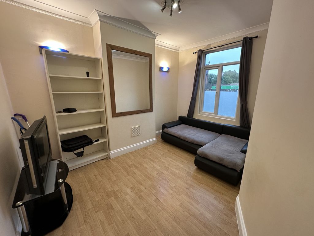1 bed flat to rent in Brockley Cross, London SE4, £1,300 pcm