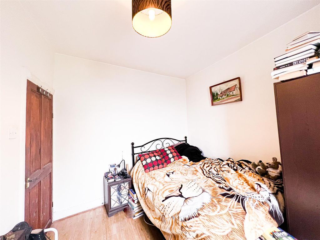 3 bed end terrace house for sale in Forest View Road, London E12, £560,000