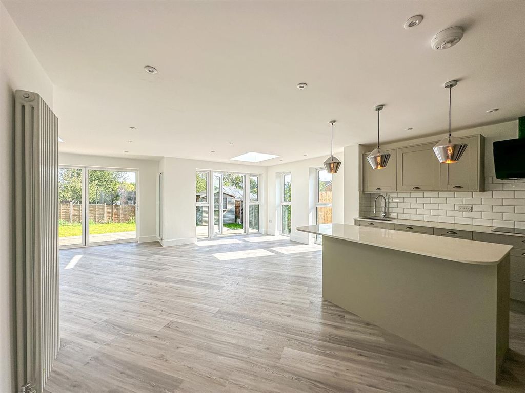 3 bed detached bungalow for sale in Park Gardens, Hockley SS5, £600,000