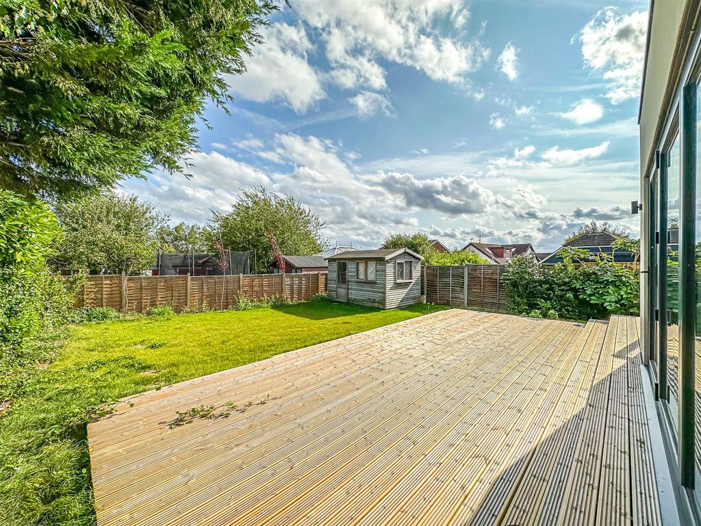 3 bed detached bungalow for sale in Park Gardens, Hockley SS5, £600,000