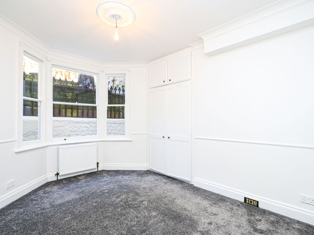 2 bed flat for sale in Buckingham Road, Brighton BN1, £390,000