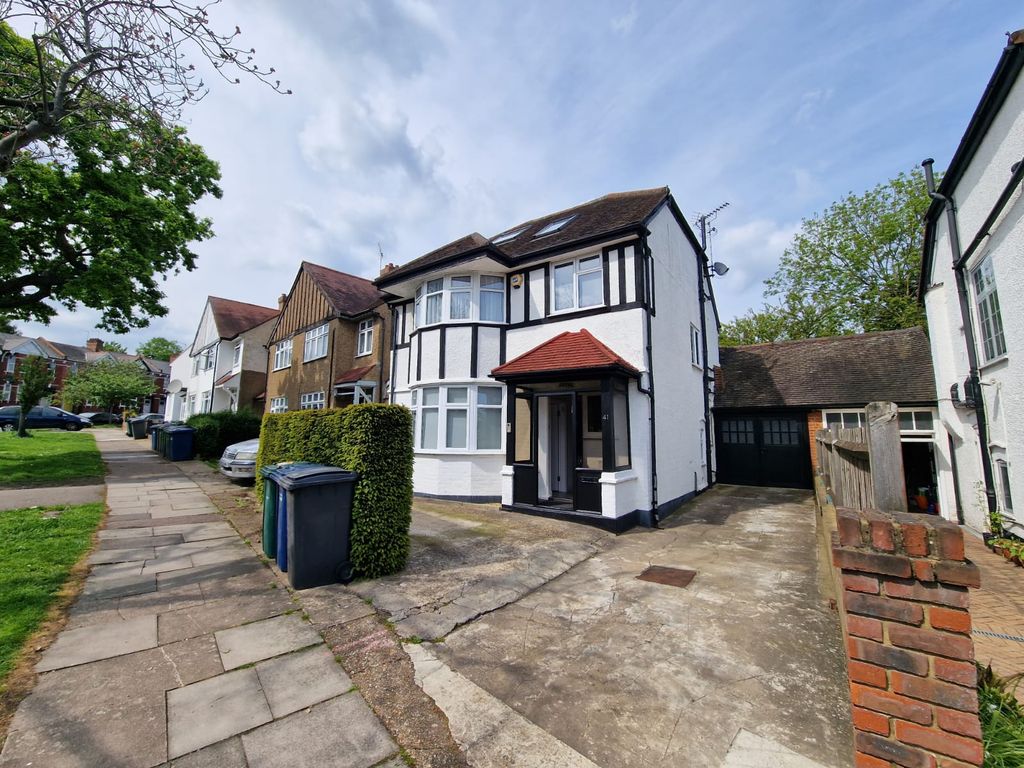 5 bed detached house for sale in Hillview Gardens, London NW4, £1,000,000