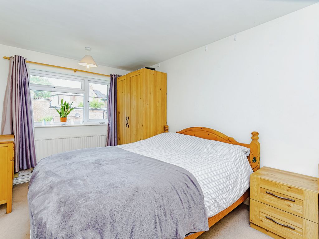 2 bed maisonette for sale in Ashcombe Road, Dorking RH4, £400,000