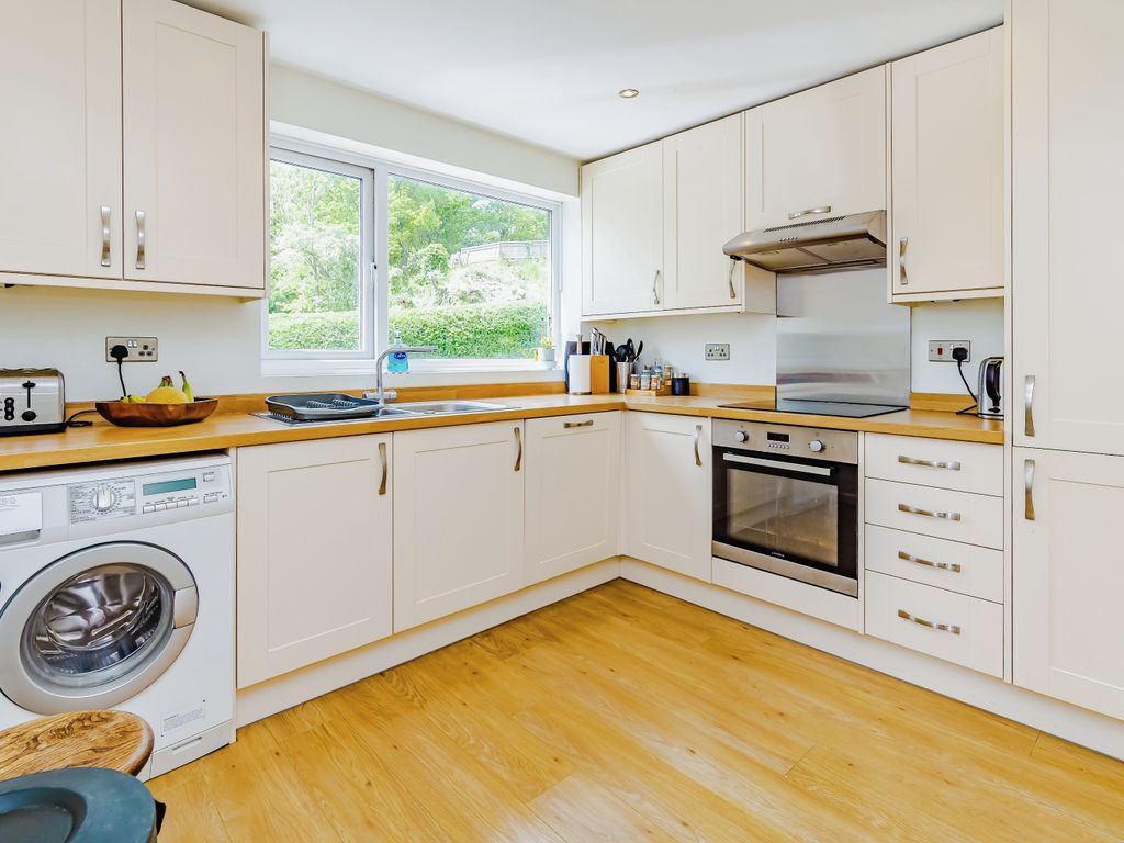 2 bed maisonette for sale in Ashcombe Road, Dorking RH4, £400,000