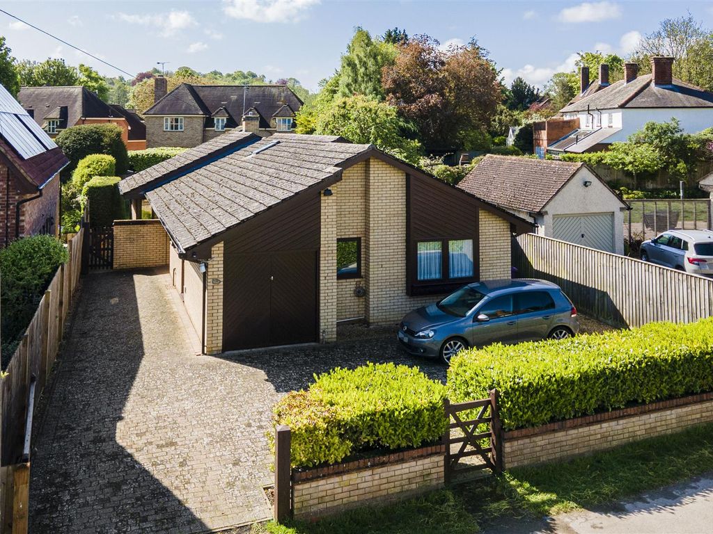 4 bed detached bungalow for sale in Garden Walk, Royston SG8, £625,000