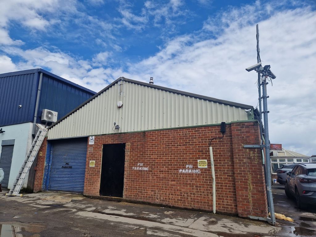 Warehouse to let in Silicon Business Centre, 28 Wadsworth Road, Perivale UB6, £22,000 pa