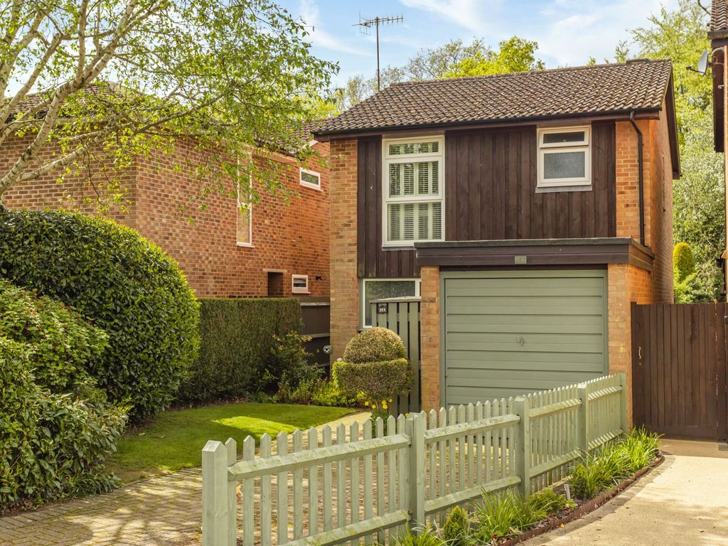 3 bed detached house for sale in Erica Way, Copthorne RH10, £440,000