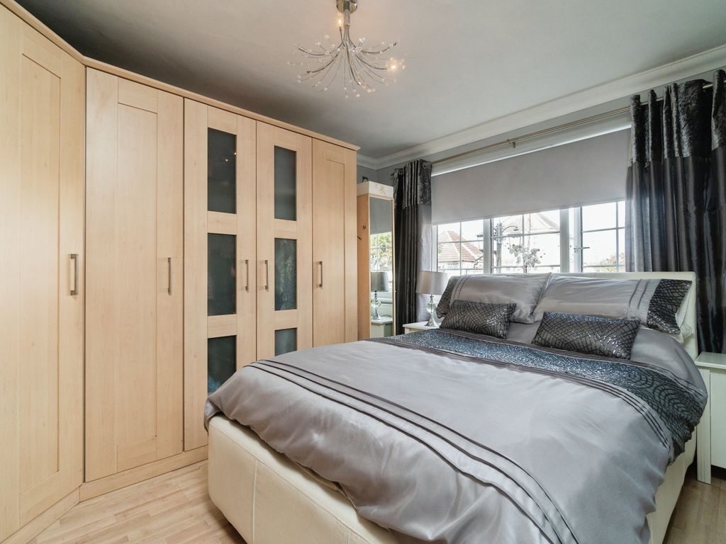 4 bed detached bungalow for sale in Clarkes Avenue, Worcester Park KT4, £630,000
