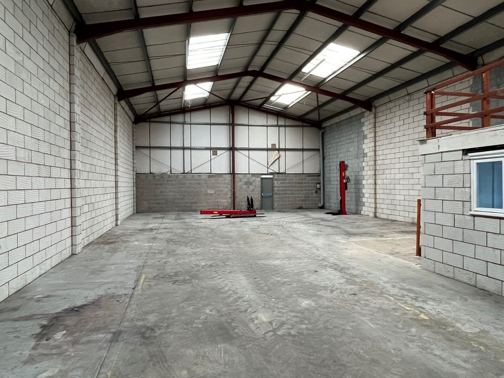Warehouse to let in Victory Close, Three Legged Cross, Wimborne BH21, £28,000 pa