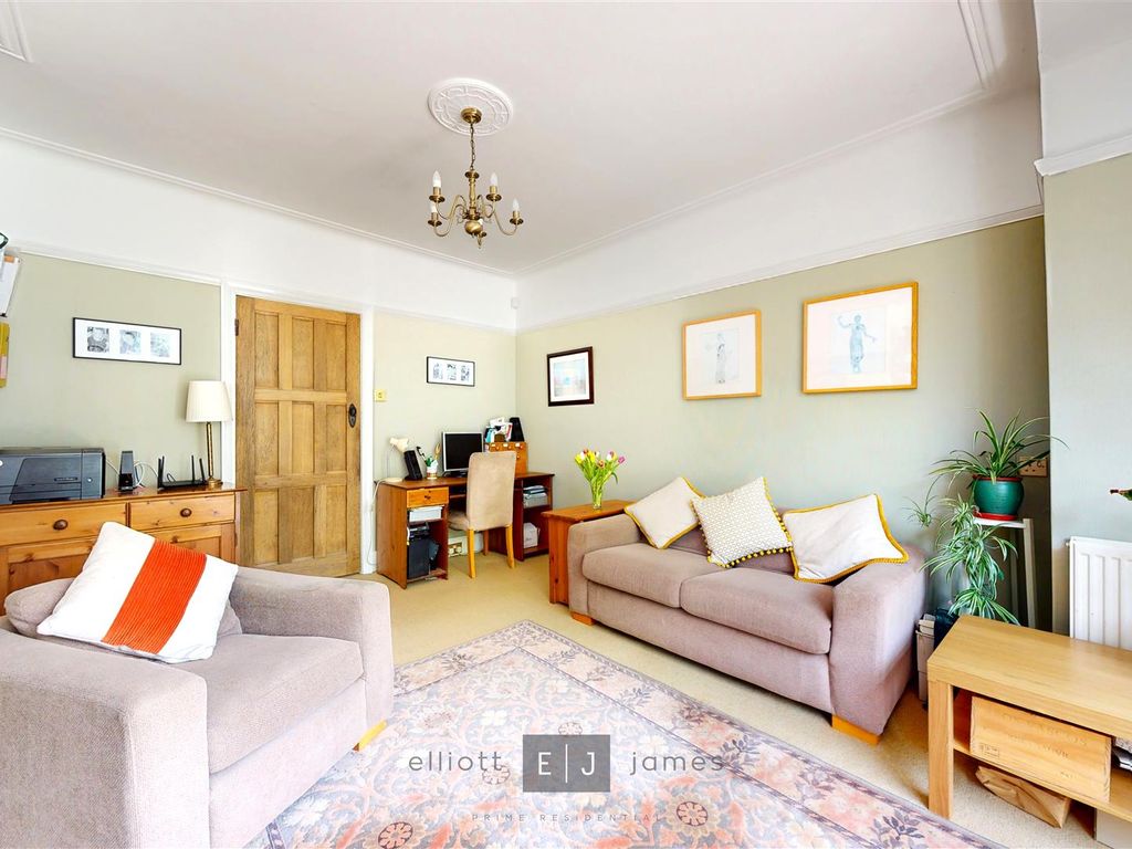 4 bed detached house for sale in The Avenue, Loughton IG10, £1,125,000